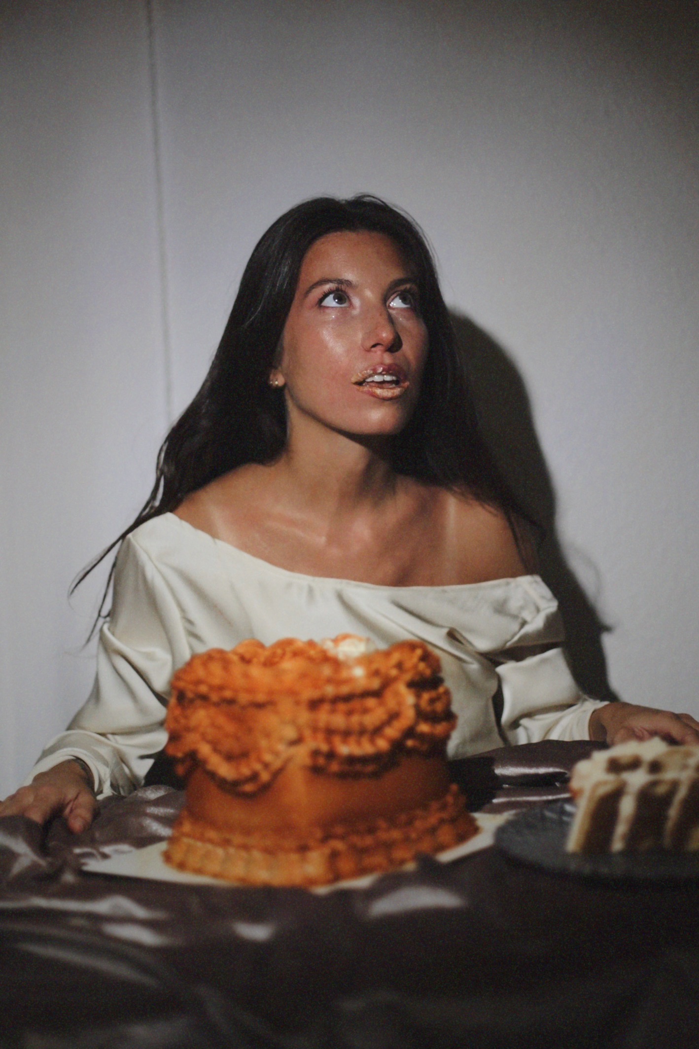 Mujer posando detrás de una tarta corazón vintage color caramelo